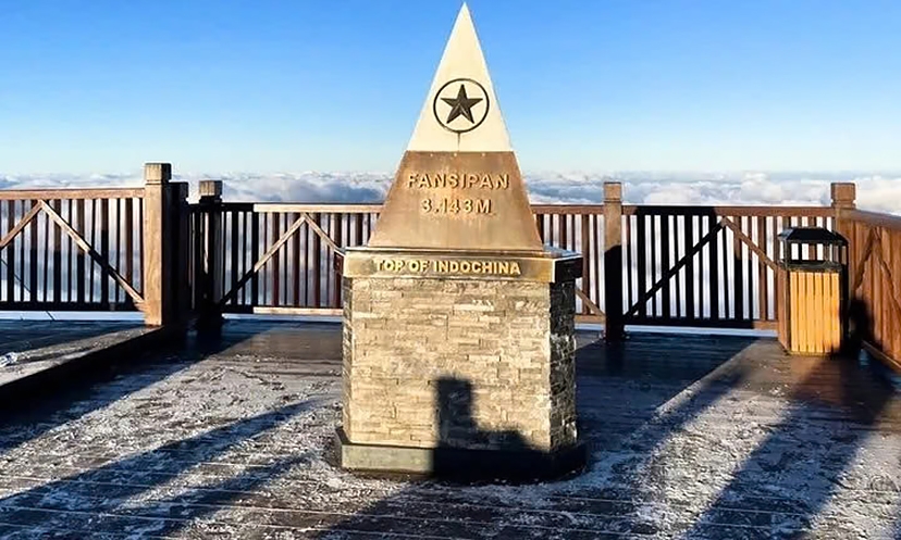 Frost blankets Fansipan peak as temperatures drop to freezing point